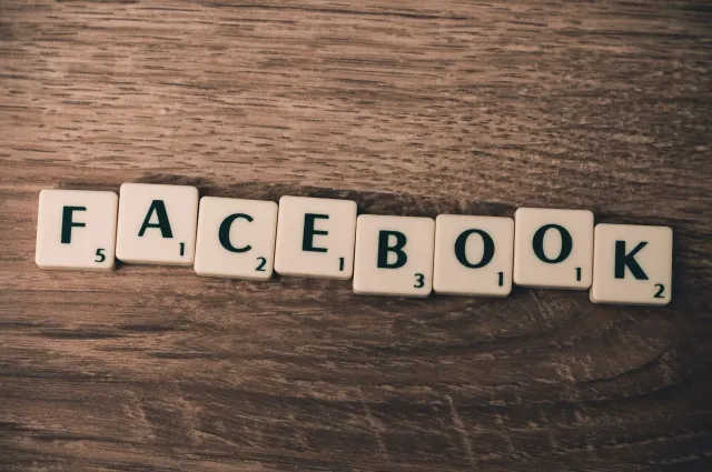 Imajen hatudu smartphone ho puzzle NYT Connections Sports Edition iha tela, no halo sorin iha komputador hatudu AI Mode Faceb