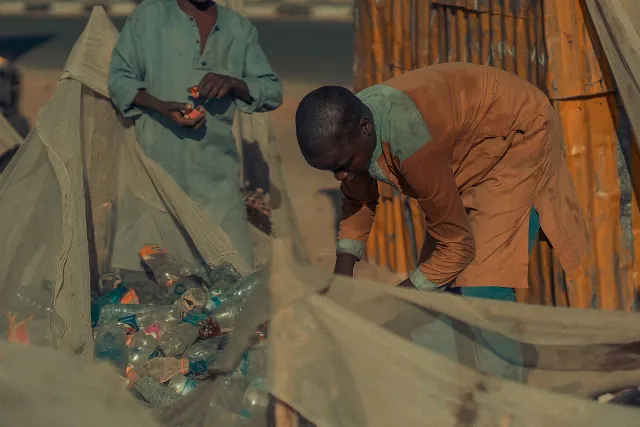 Imajen kona-ba jestaun lixu iha Enugu ho kareta transportes lixu no ambiente limpe, hatudu oinsá sidade hadi'a tiha sanitasau