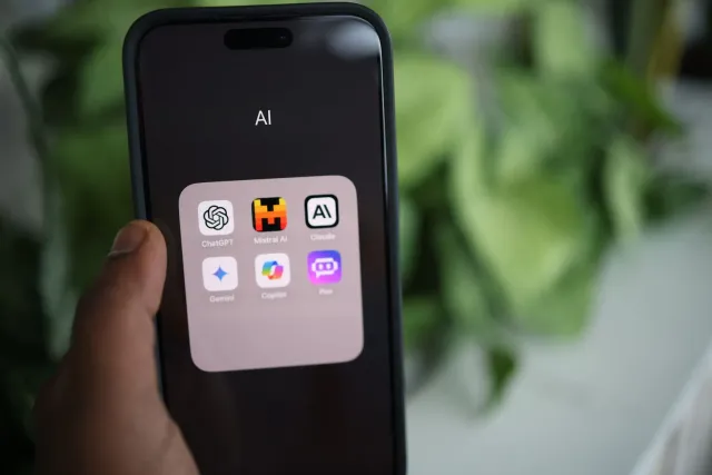 Imajen konseituál hosi teknolojia AI iha futuru, ho telemóvel no AI simbóliku, hanesan lição ba seguransa pessoál