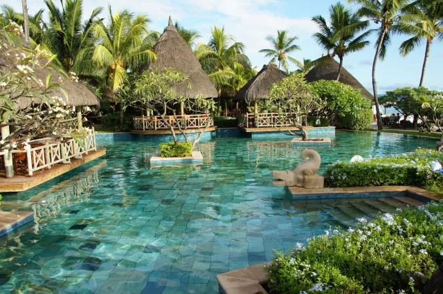 Imajen husi hotel Constance Prince Maurice iha Maurícius ho atividade desportu hanesan golfe no natasaun iha praia