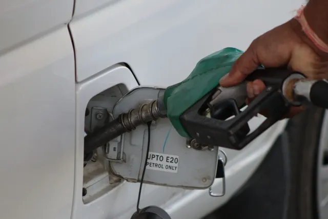 Bomba kombustível E20 ho etanol 20% iha estasaun mina, ho kareta modernu iha kotuk, simboliza mudansa ba enerjia limpo no fut