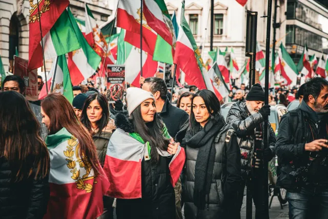 Multidão boot iha funeral Iran - ema barak halibur hela ho bandeira no sinais, hatudu luto no protestu politikamente