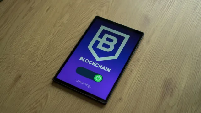 Imajen ilustrasaun kona-ba teknolojia blockchain no bond digital, hatudu komputadór ho kódigu no ikon seguransa, atu reprezen