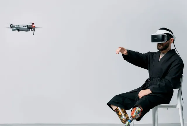 Imajen konseituál ida hatudu teknolojia avansadu hanesan AI, hidrojel plasma, no dron autónomu, simboliza inovasaun no futuru