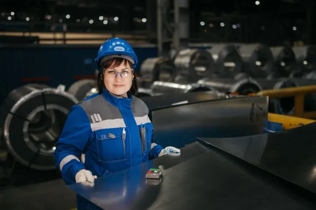 Enjineiru veteranu Ford servisu hamutuk iha fábrika atu hadia kualidade karreta, ho sorrisu iha sira nia rosto