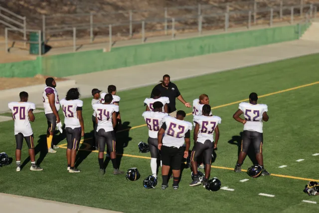 Deion Sanders, treinador boot Colorado Buffaloes, hamriik iha kampu futebol ho nia ekipa, hatudu nia desizaun atu la tama iha