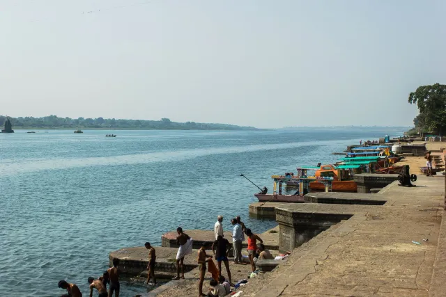 Imajen ida hatudu abut Narmada iha Índia, ho makinária boot no ema servisu hodi kontrola bee. Ne'e hanesan simbolu ba disputa