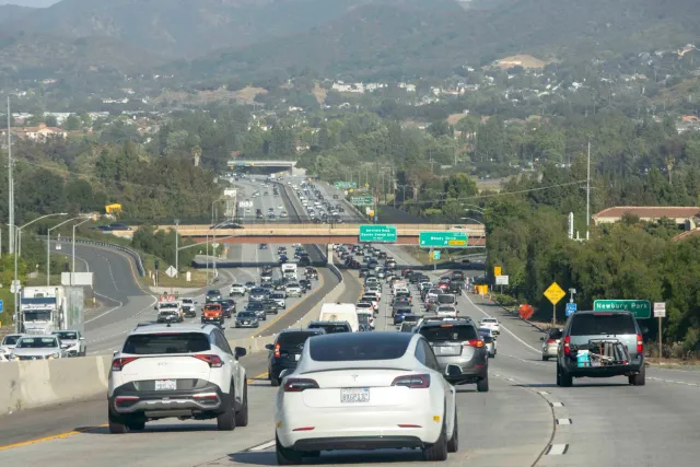 Imajen husi Tesla karik iha fatin klifu California, ho ospitál iha kotuk, hatudu koneksaun entre saúde mental no situasaun em