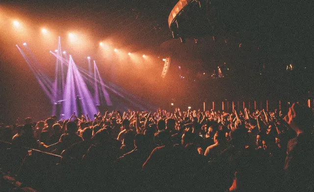 Konektu Charli XCX iha concert boot, hanesan publicu hanesan hanesan