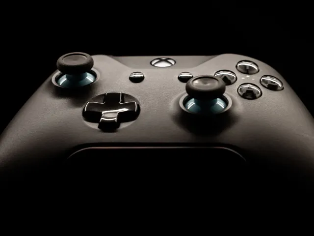 Imajen husi Steam Controller ho logotipu Summer Game Fest 2026 no Xbox Showcase - ilustrasaun ba atrasu entrega no anúnsiu jo
