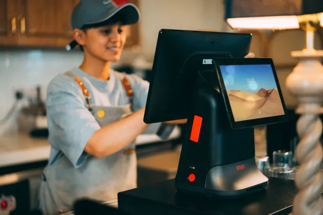 Aparelhu Edge AI iha loja, hanesan POS terminal inteligente, ne'ebé ajuda atu analiza dadus venda no komportamentu kliente ih