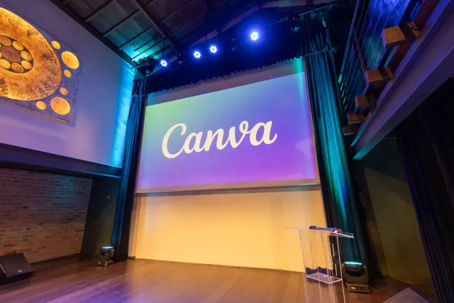 Palco konferénsia teknolojia ho tela futurista, hanesan Microsoft Build iha San Francisco, ho ema barak tuur no hare apresent